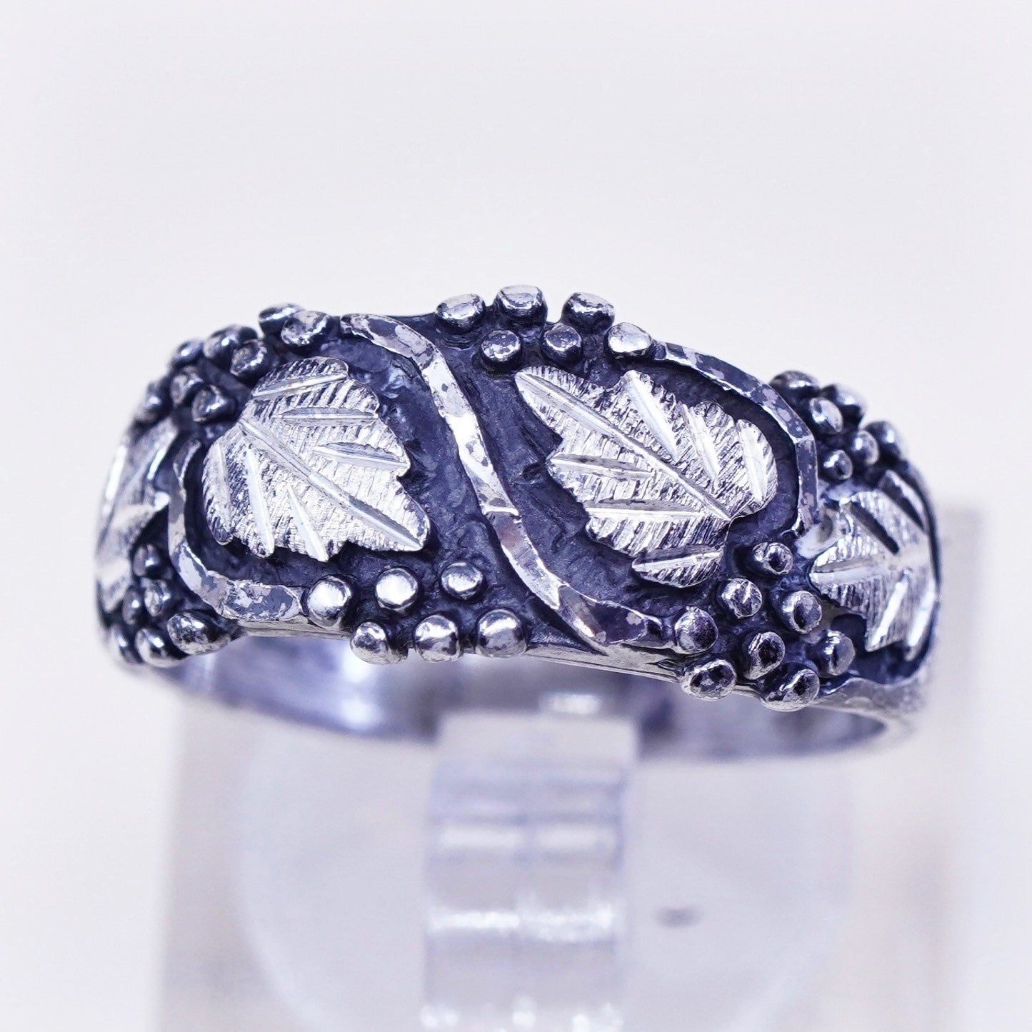Size 7.25, Wheeler jewelry Sterling silver ring, 925 band w/ grape vine leaves