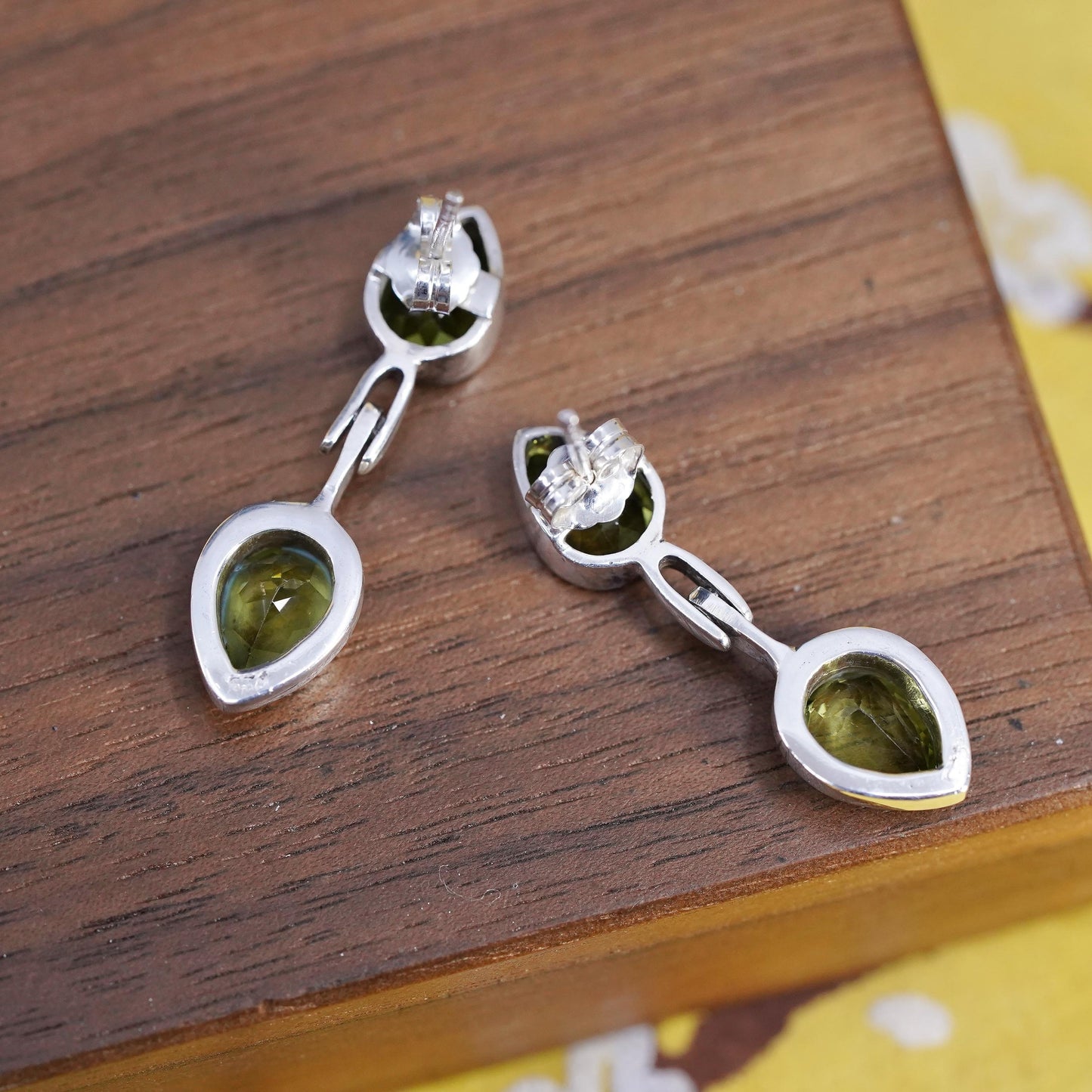 Vintage southwestern Sterling 925 silver teardrop peridot studs earrings