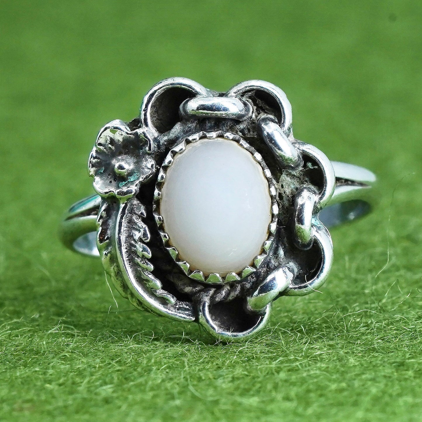 Size 6, southwestern sterling silver ring, 925 feather with mother of pearl