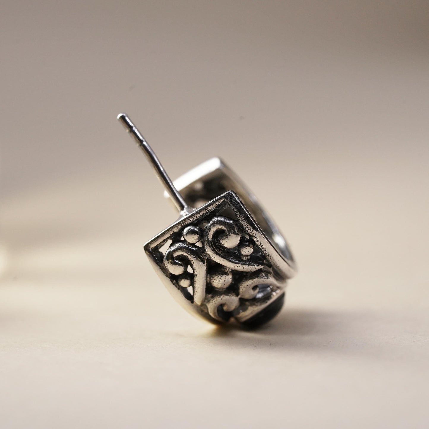 Vintage Mexican single 1 earring. filigree Sterling 925 silver huggie stud onyx