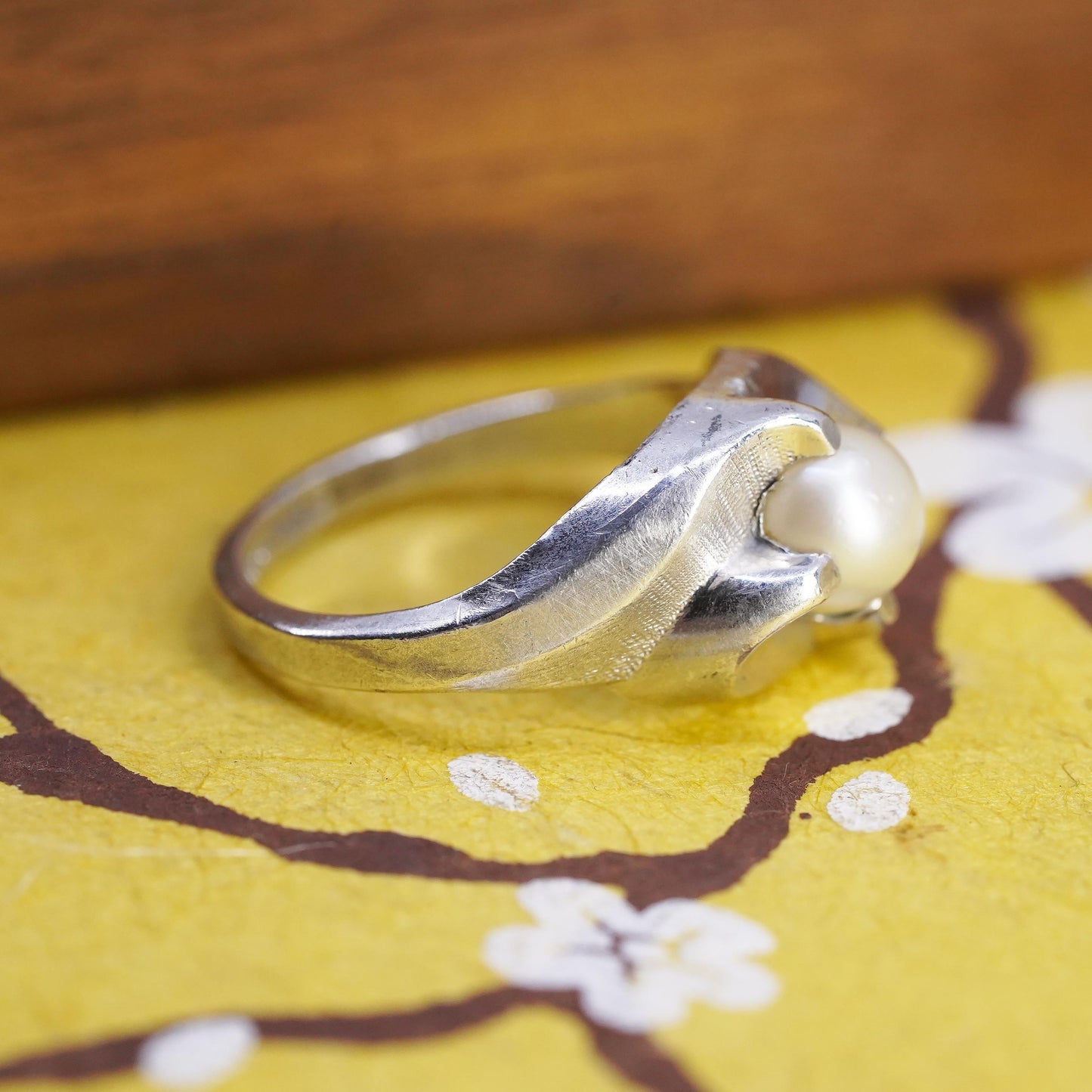 Size 8, vintage Sterling silver ring, 925 statement ring with freshwater pearl