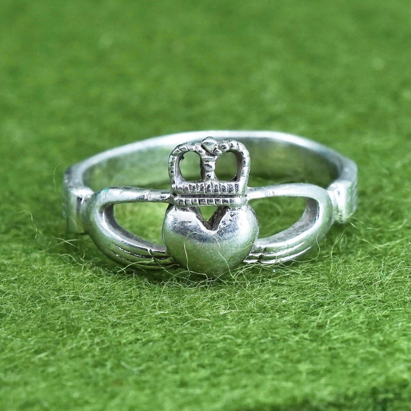 Size 6, Vintage Irish sterling silver claddagh ring, holding heart 925 band