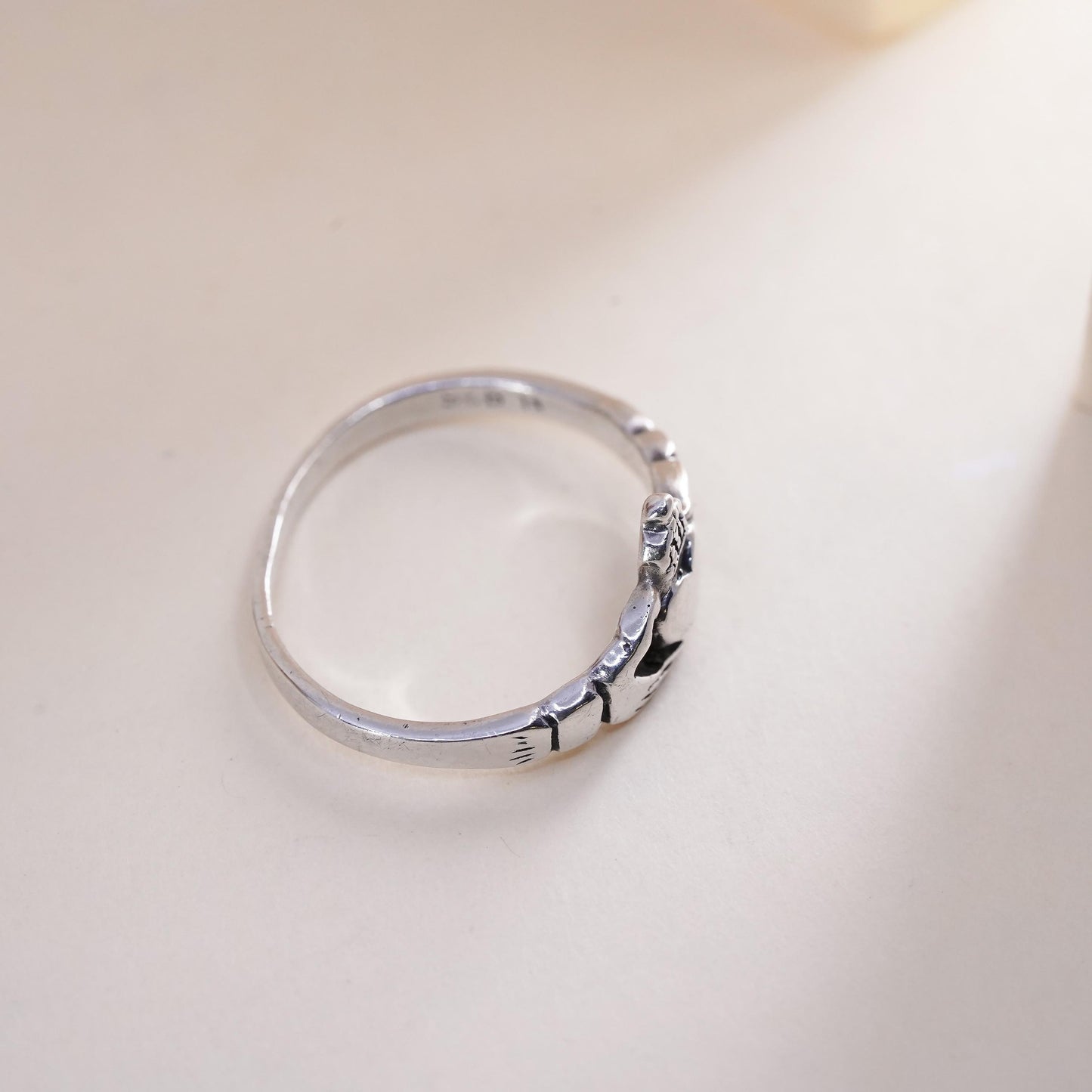 Size 8, Vintage sterling silver claddagh ring, holding heart 925 band