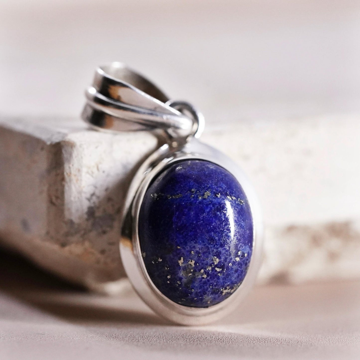 Vintage sterling 925 silver handmade pendant with oval shaped lapis lazuli