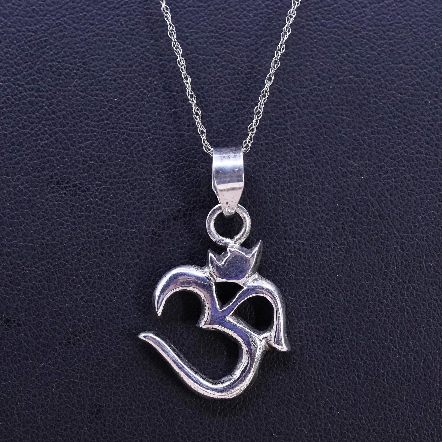 18”, Vintage sterling 925 silver Singapore chain necklace Om Aum symbol pendant