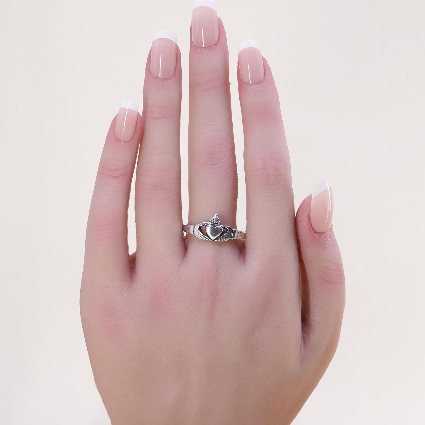Size 8, Vintage sterling silver claddagh ring, holding heart 925 band