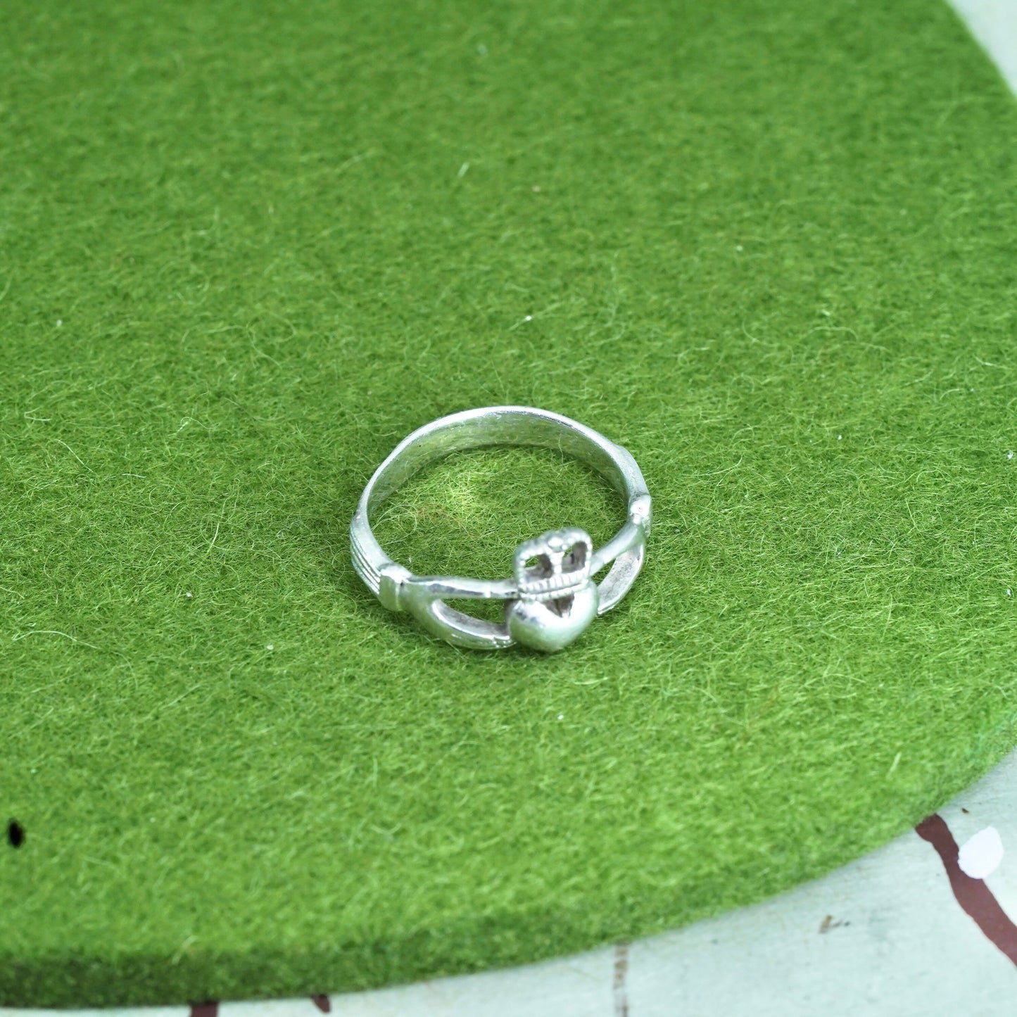 Size 6, Vintage Irish sterling silver claddagh ring, holding heart 925 band