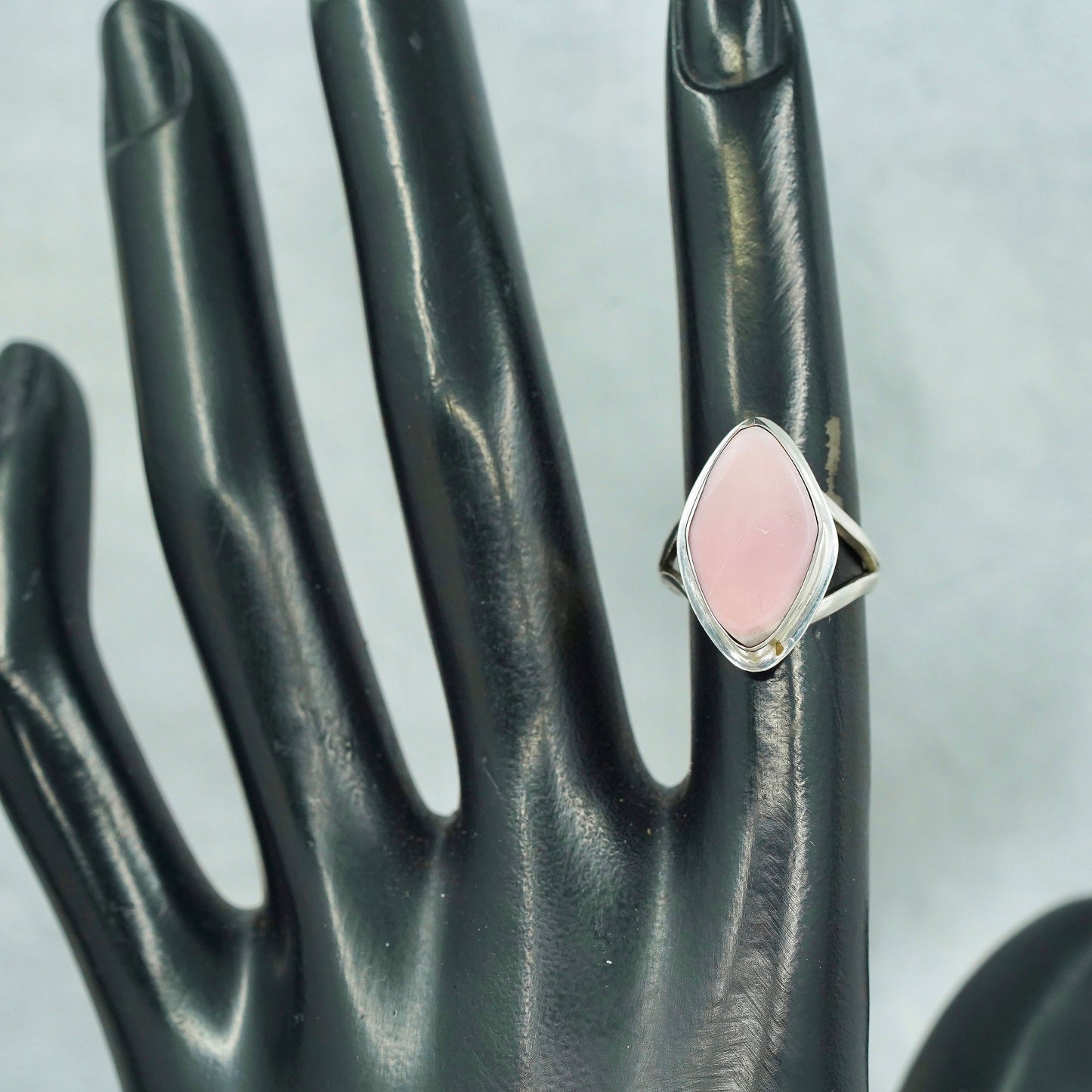 Size 4, vintage Sterling 925 silver statement band ring with circle pink shell