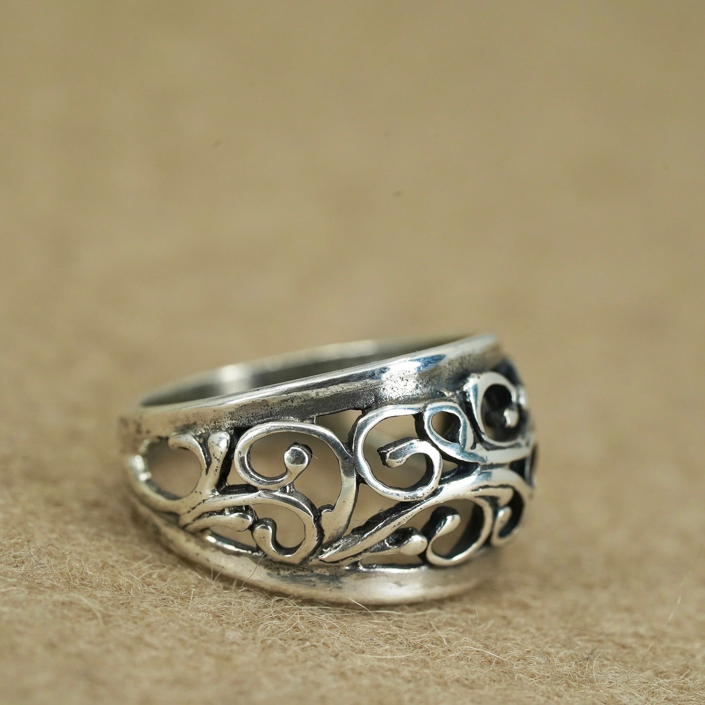 Size 5.75, vintage southwestern Sterling 925 silver ring, beads vines band