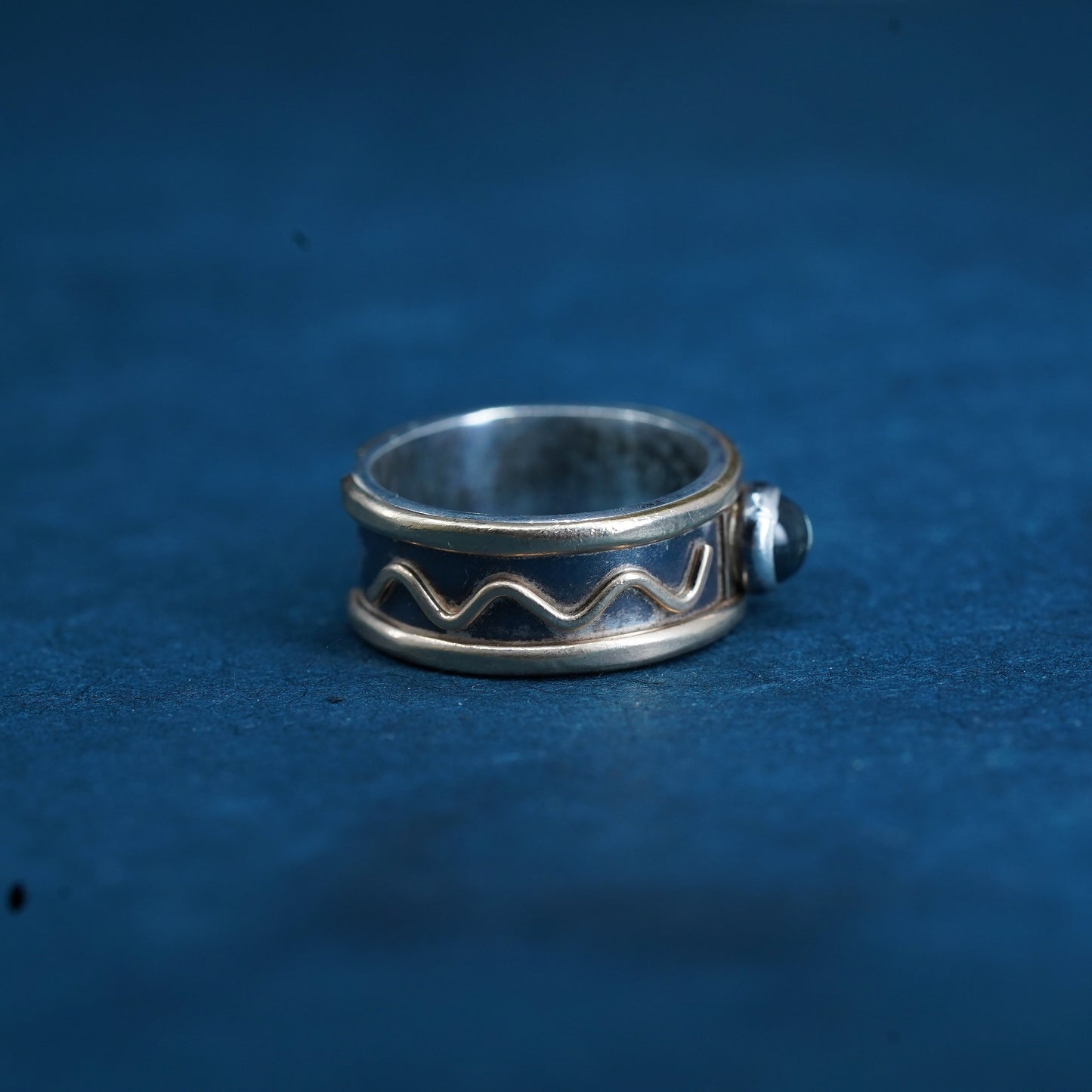 Size 5.75, two tone sterling silver band with blue crystal wavy lines, 925 ring