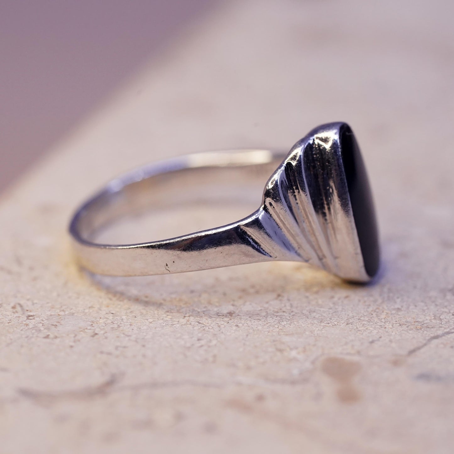 Size 7.25, vintage Mexican Sterling 925 silver handmade band ring w/ black onyx
