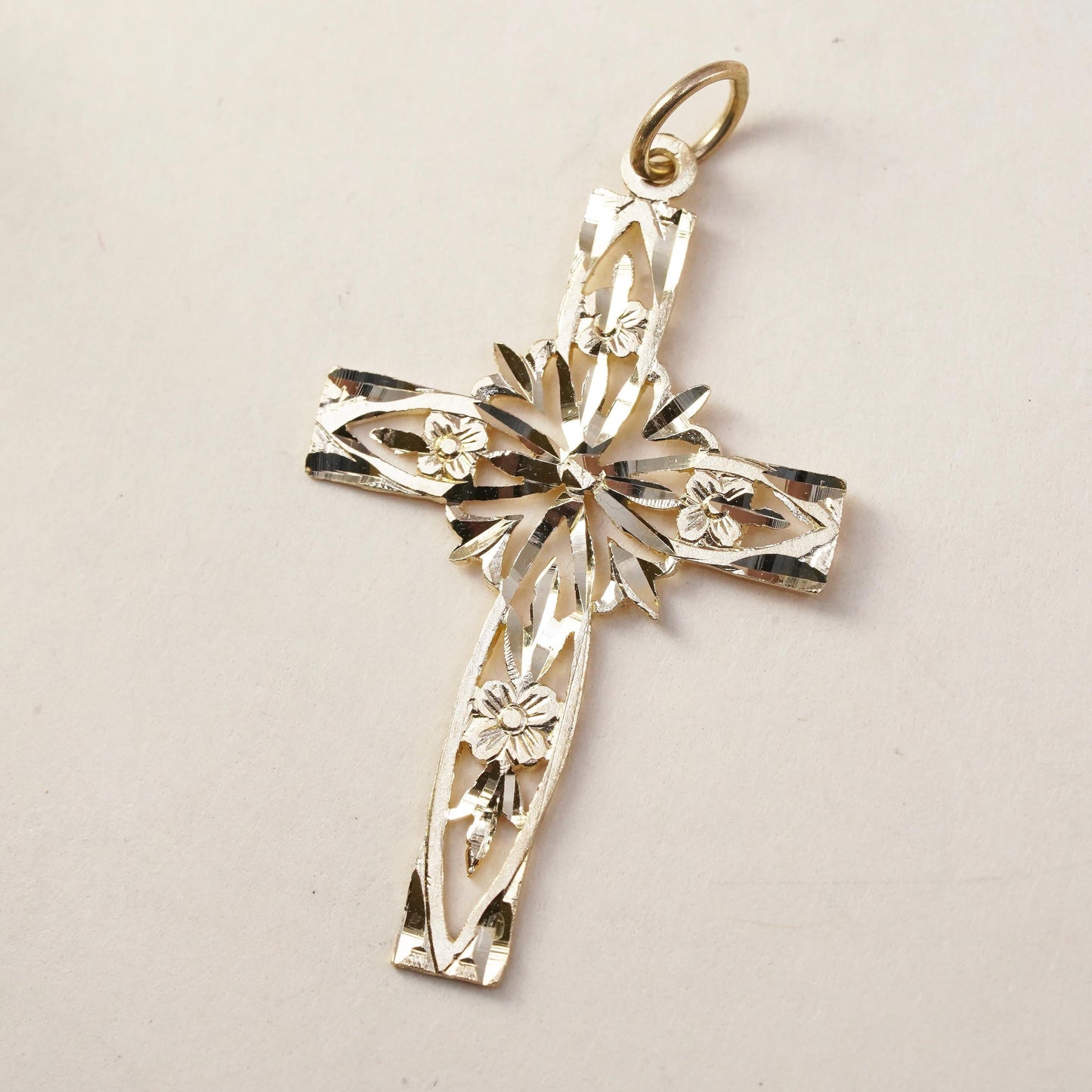 0.9g, Vintage 14K gold pendant, filigree yellow gold cross Pendant