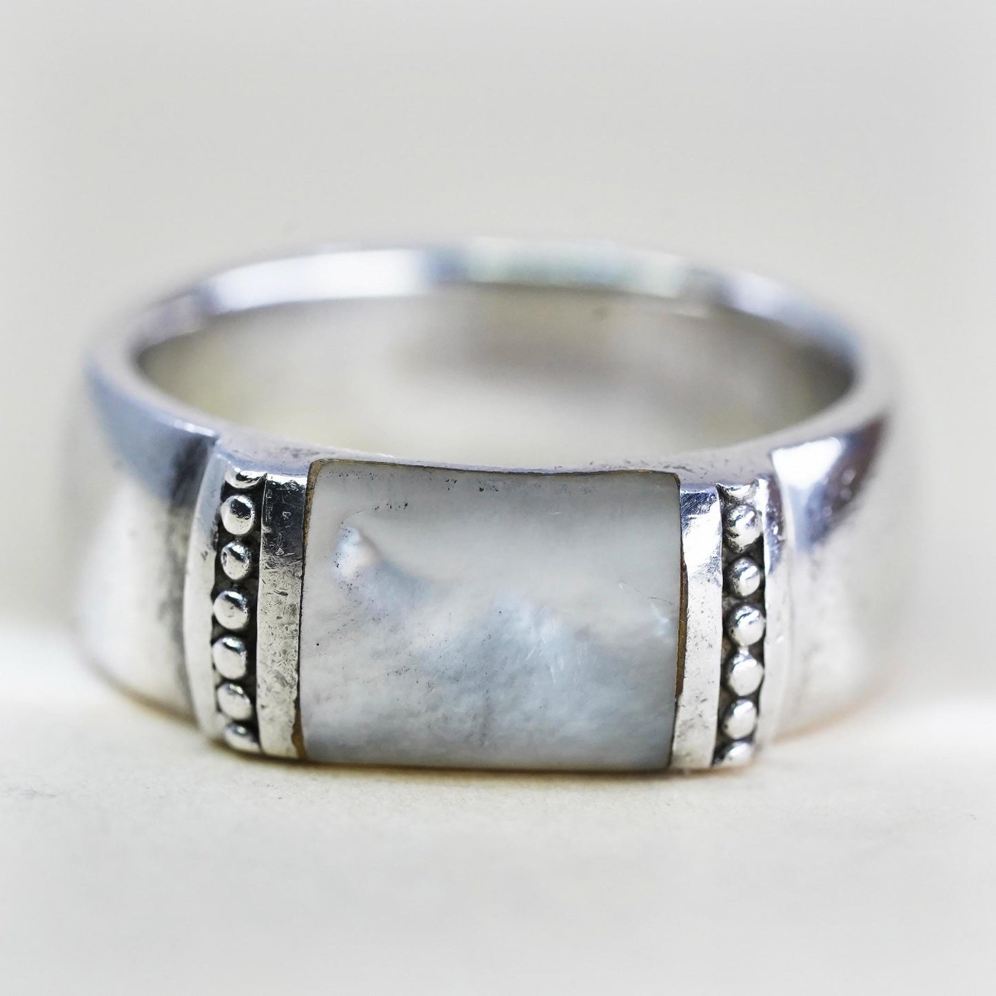 Size 8, VTG SAMUEL B. 925 sterling silver band ring mother of pearl inlay beads