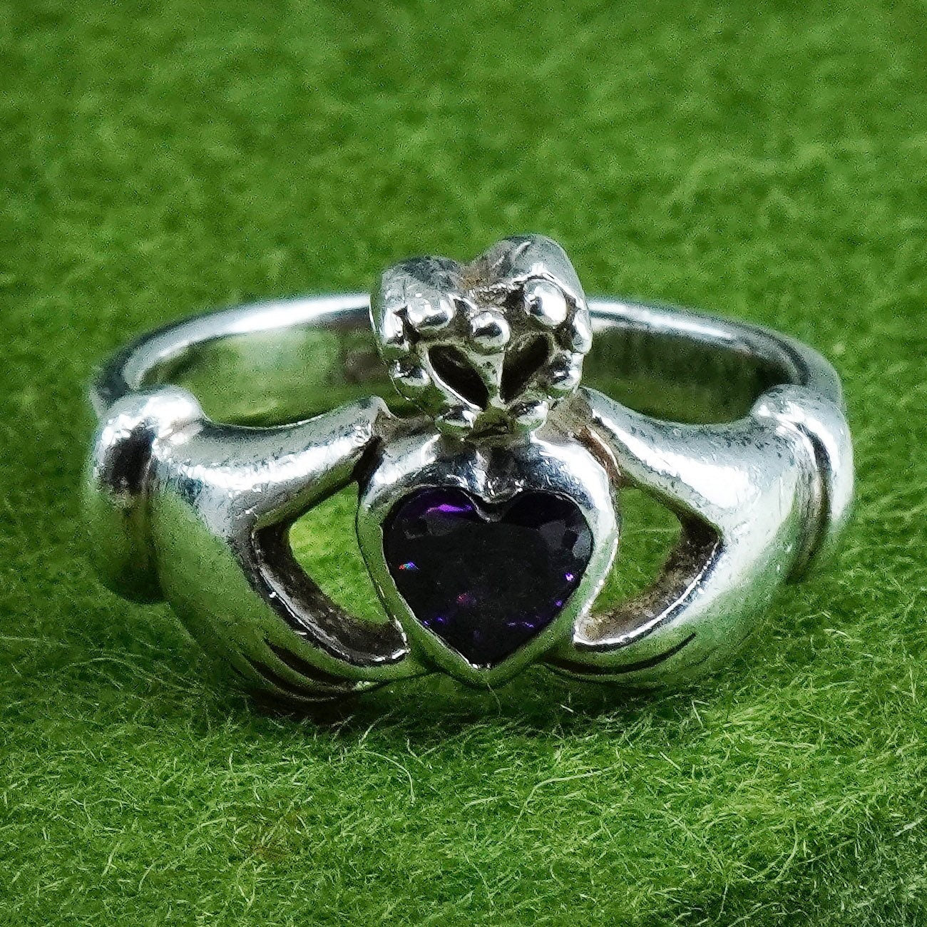 Size 4.75, Vintage sterling 925 silver claddagh ring, holding amethyst heart