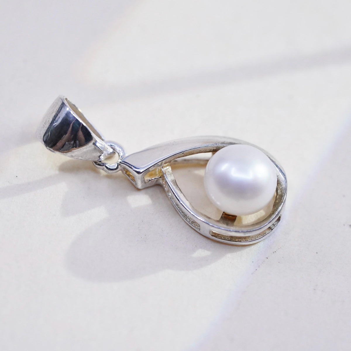 Vintage handmade sterling 925 silver teardrop pendant with freshwater pearl