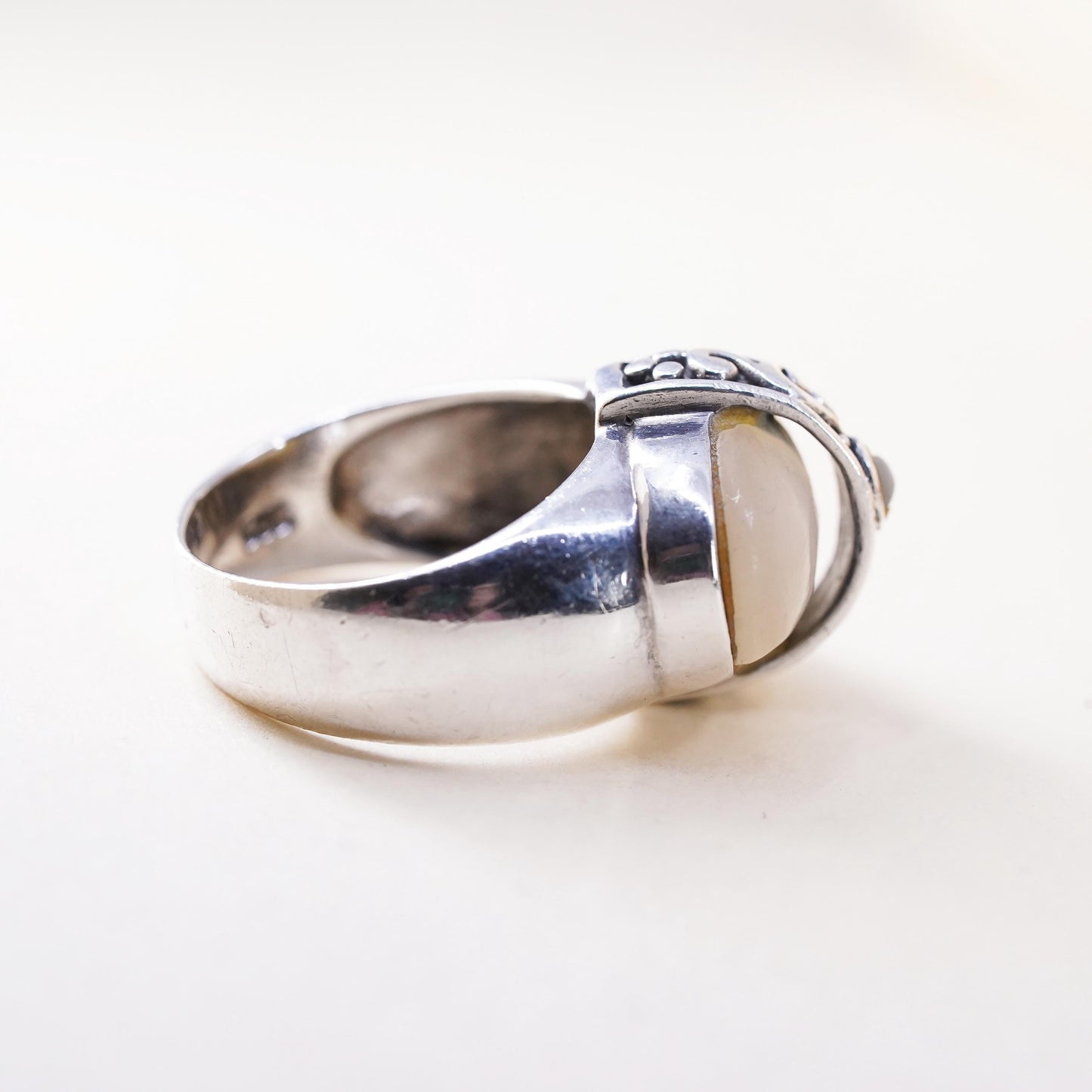 Size 6.75, Vintage southwestern sterling 925 silver ring oval mother of pearl