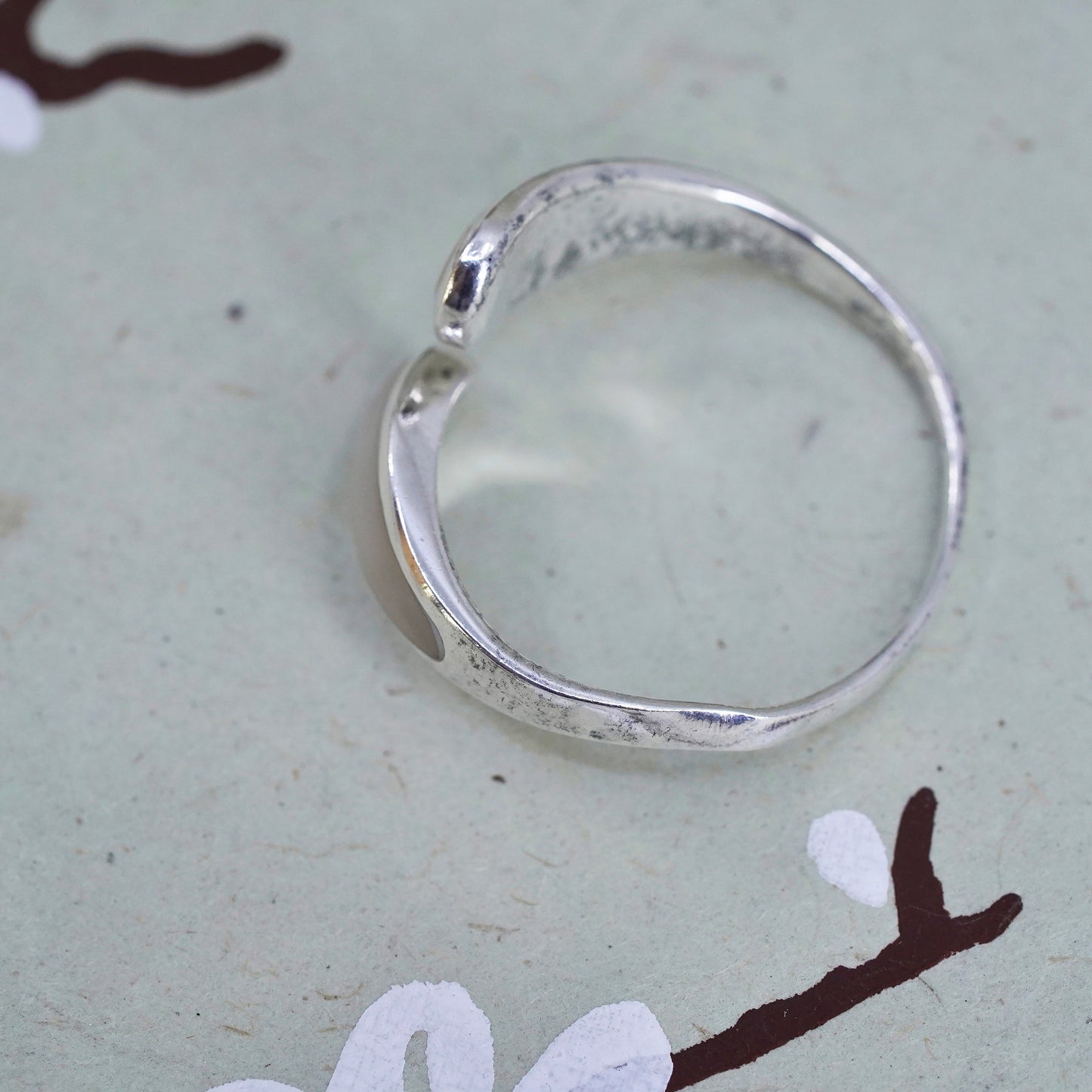 Size 10, Vintage sterling silver ring, 925 wrap band with mother of pearl inlay