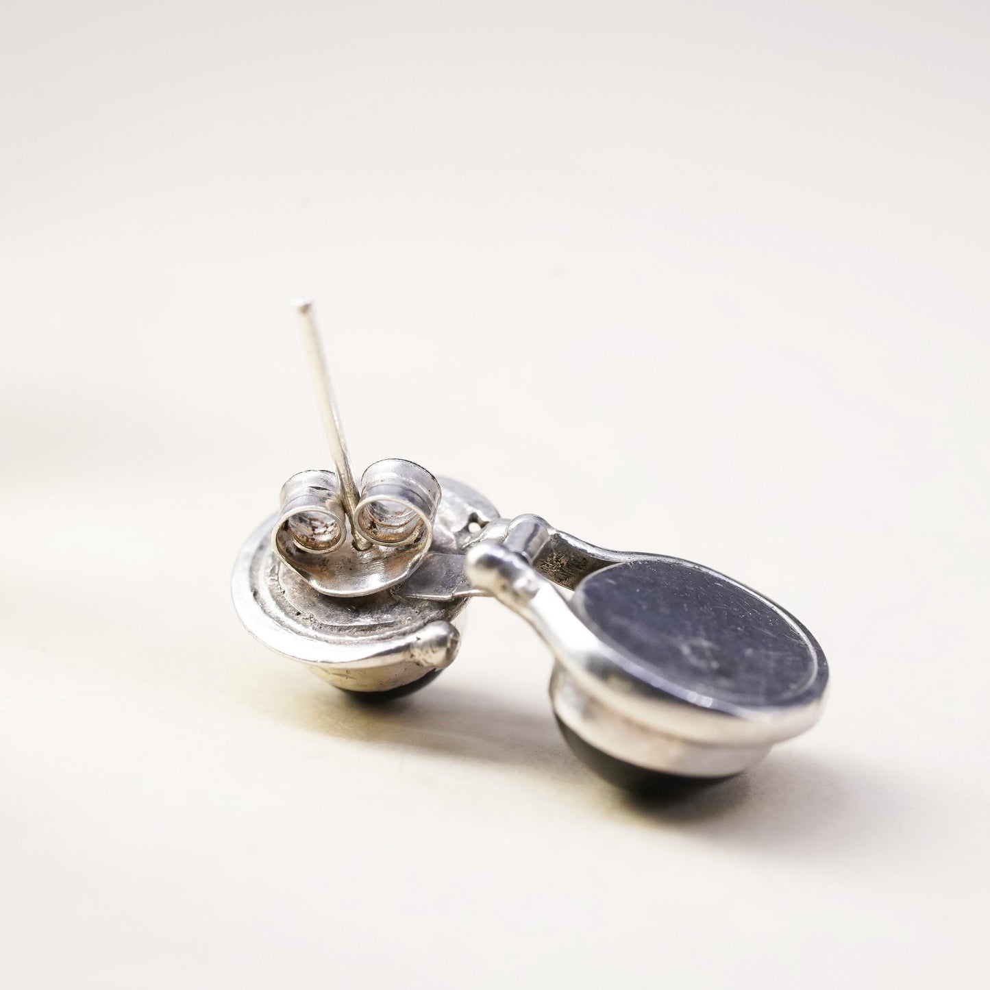Vinyage southwestern single earring. Sterling 925 silver stud with oval onyx