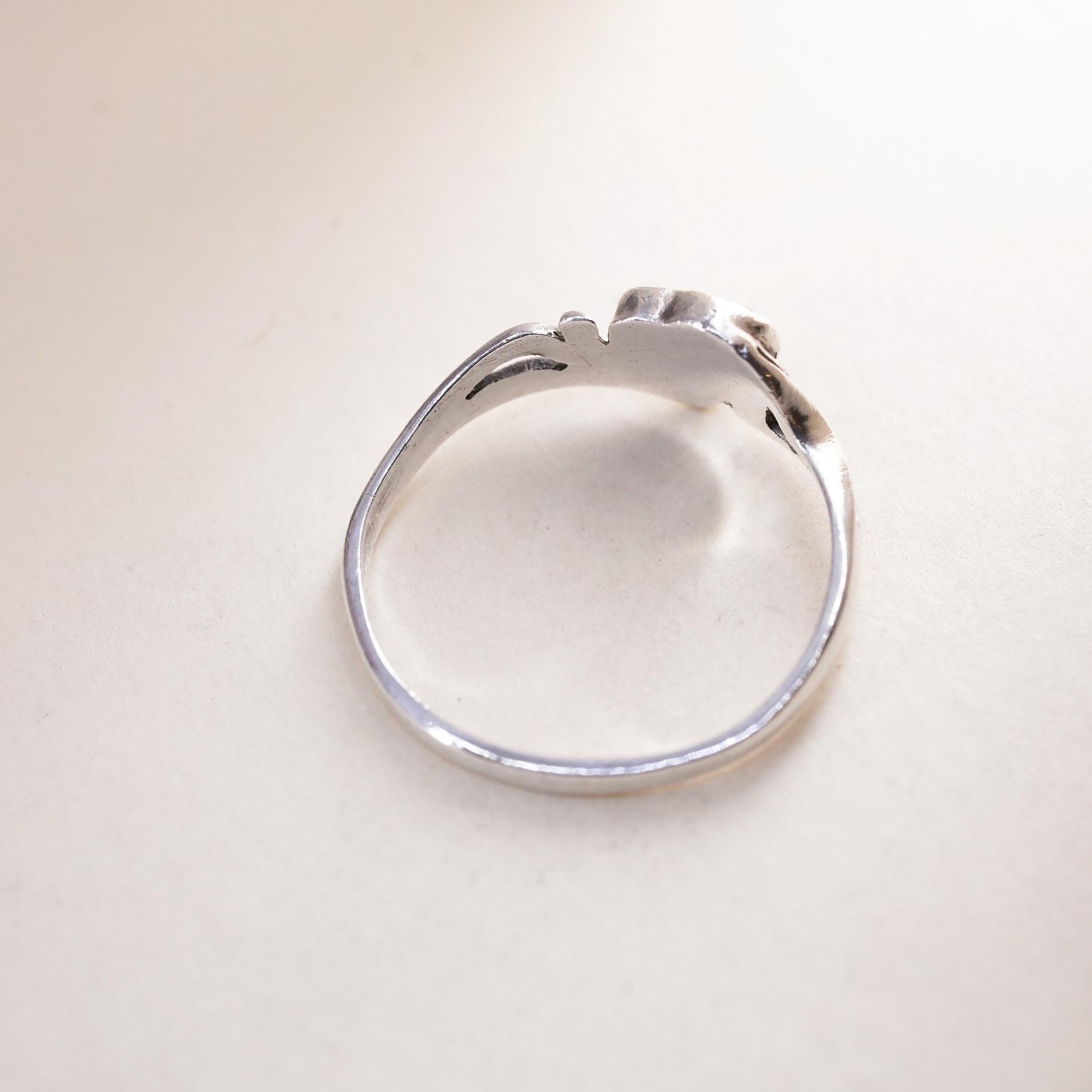 Size 6.25, VTG southwestern sterling silver ribbed ring heart mother of pearl
