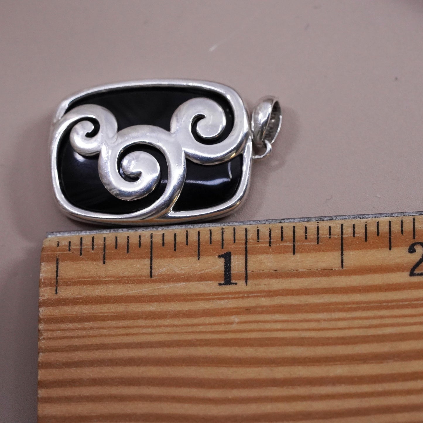 Vintage Sterling 925 silver handmade swirly pendant with onyx