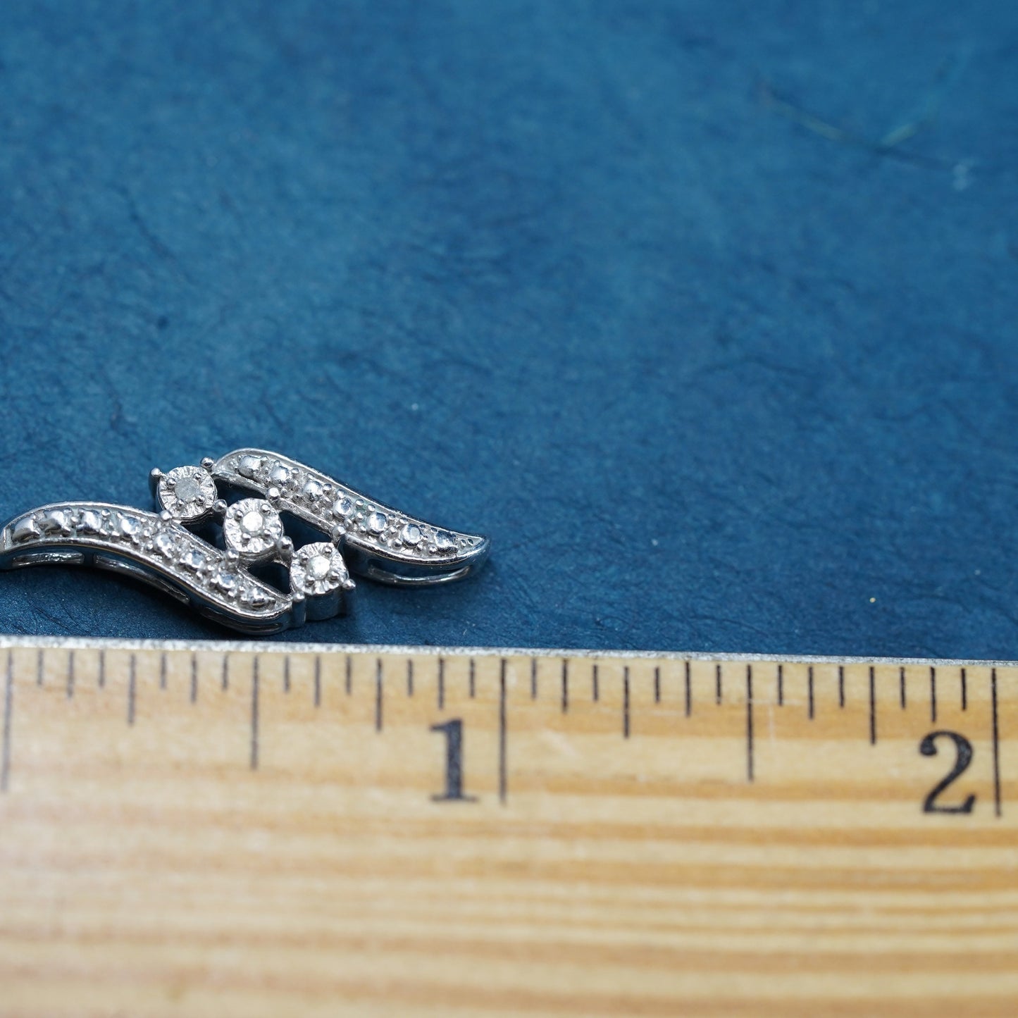 Vintage elegant Sterling silver 925 pendant with genuine diamonds