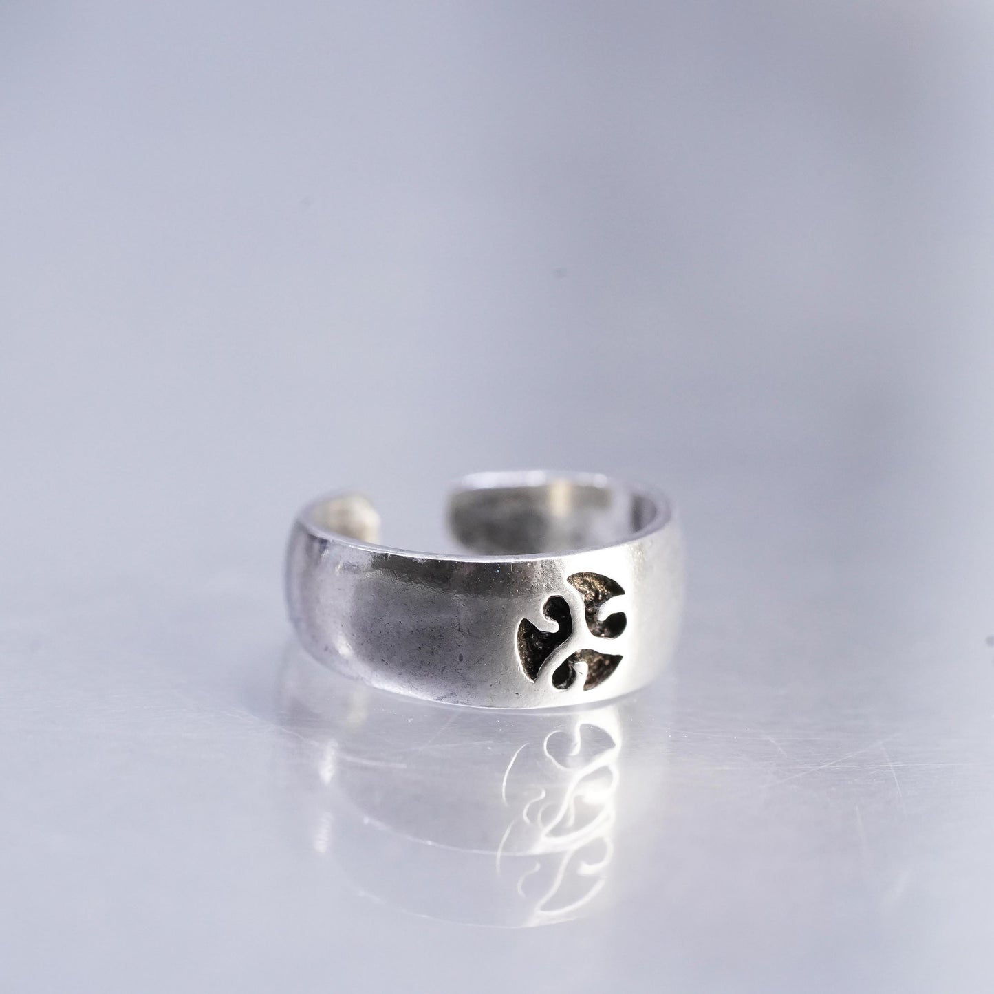 Size 1, vintage southwestern Sterling 925 silver handmade ring, open band