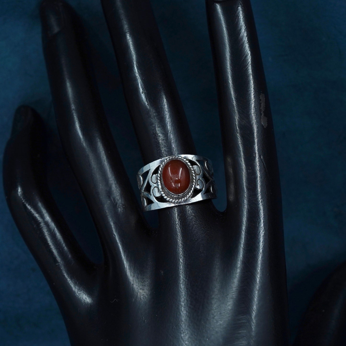 Size 7.5, vintage Sterling Silver 925 handmade ring with oval Carnelian swirly