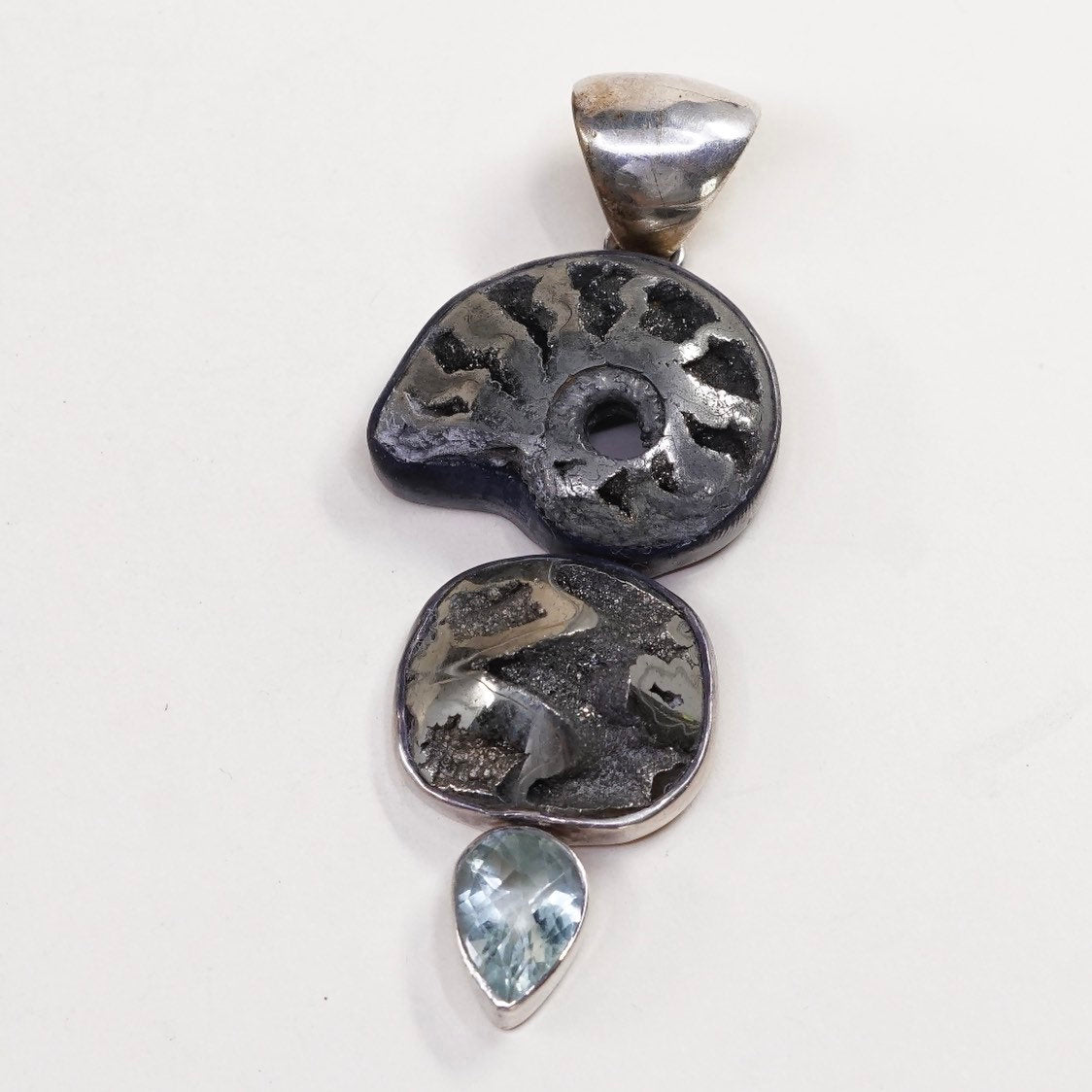 VTG Sterling silver handmade pendant, 925 frame w/ brass fossil shell N peridot
