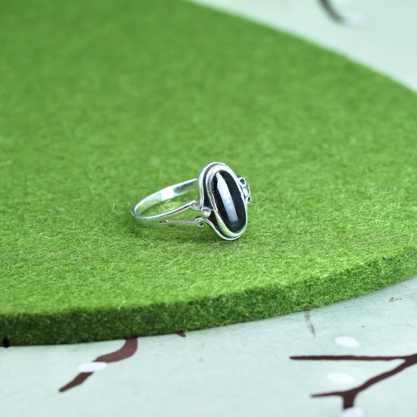 Size 6.75, vtg 925 sterling silver handmade ring, band oval black onyx inlay