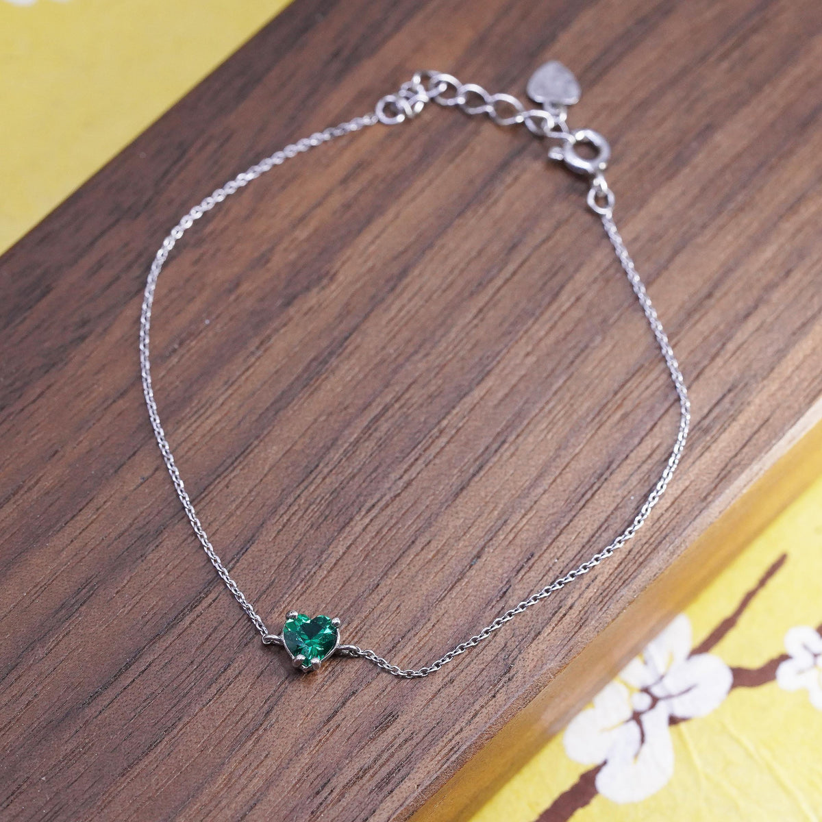 7.5", vintage sterling silver bracelet, 925 thin chain with crystal green heart