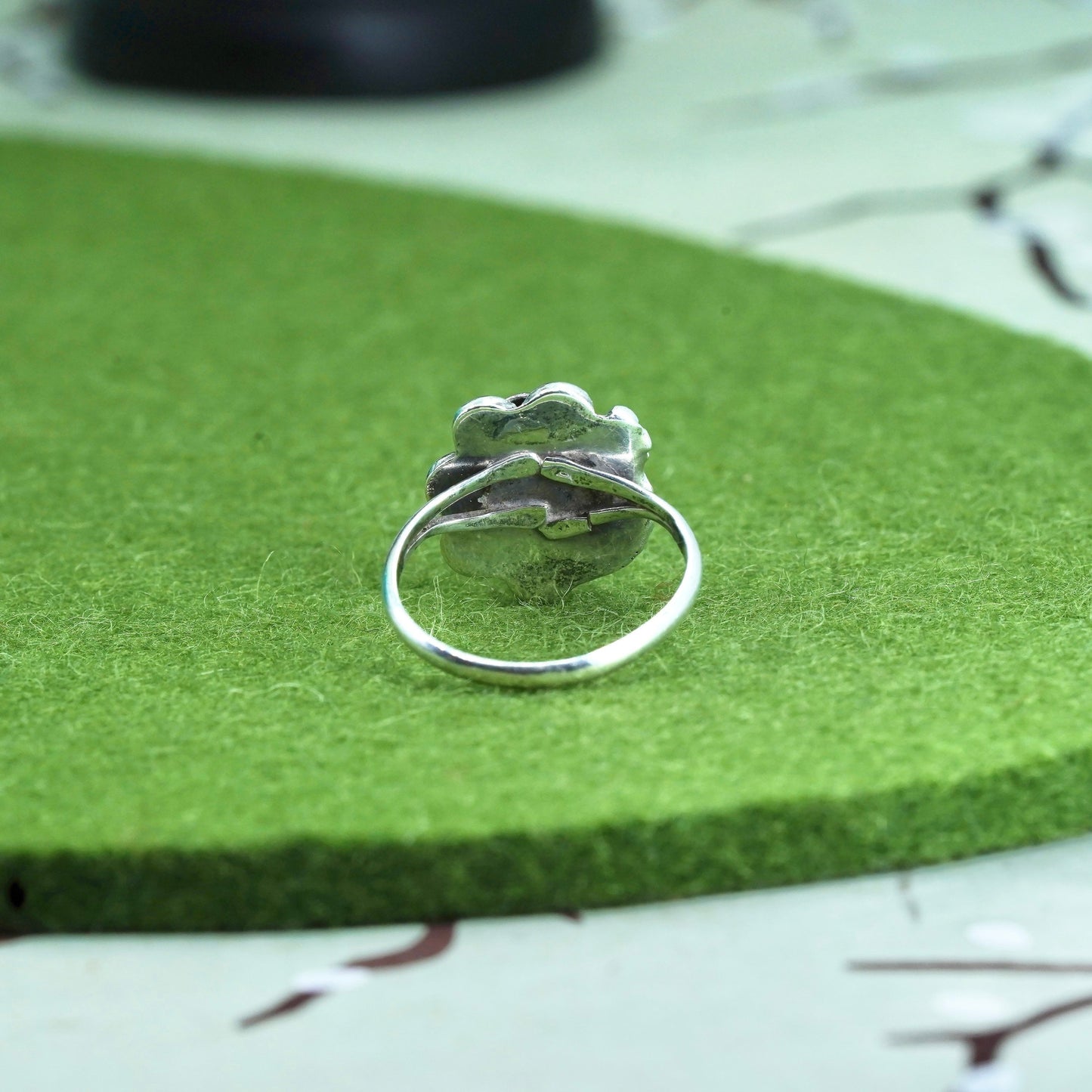 Size 6, southwestern sterling silver ring, 925 feather with mother of pearl