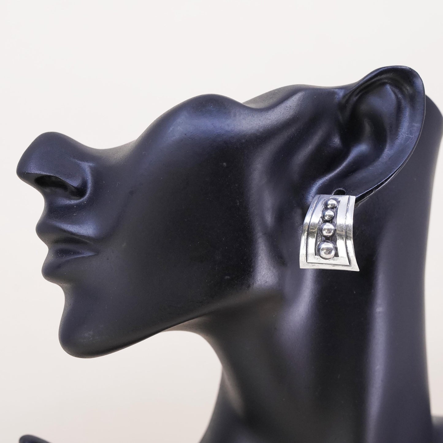 VTG southwestern sterling silver handmade single earring, 925 beaded screw back
