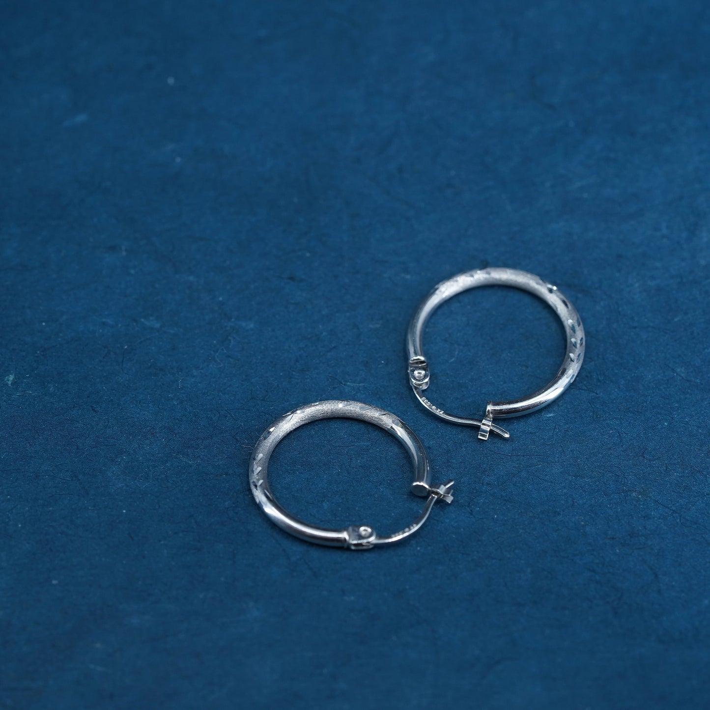 0.9g, vintage solid 14K white gold textured hoops earrings