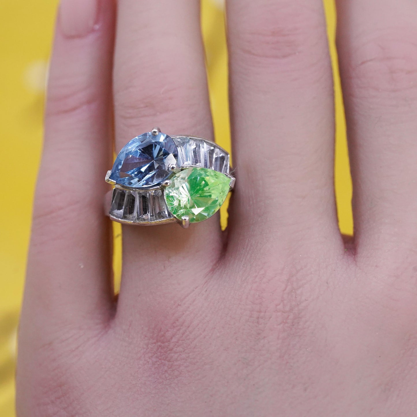Size 7, vintage Sterling 925 silver statement ring with teardrop topaz peridot