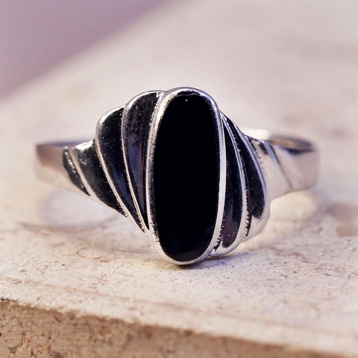 Size 7.25, vintage Mexican Sterling 925 silver handmade band ring w/ black onyx