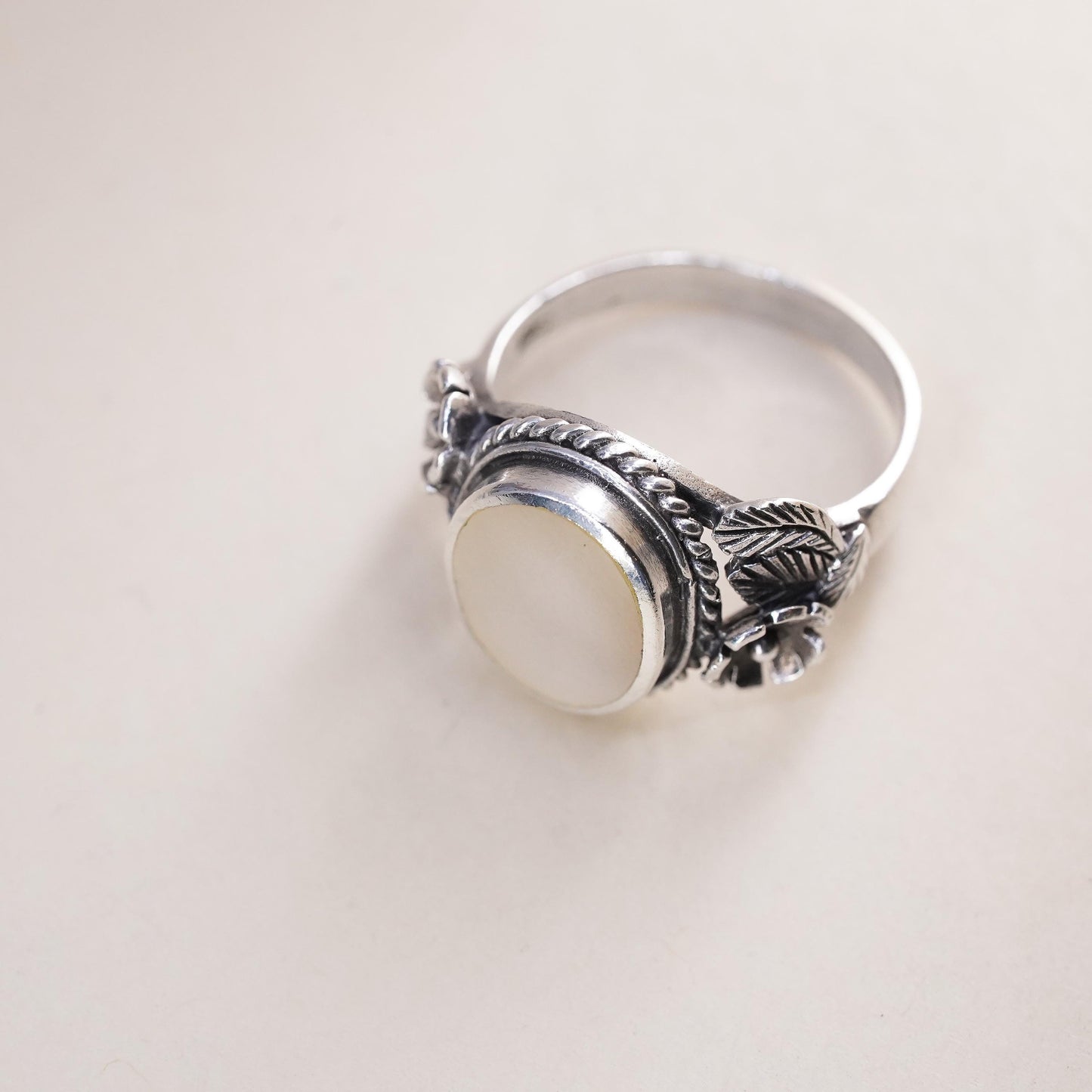 Size 7, southwestern sterling silver ring, 925 flower leaves mother of pearl