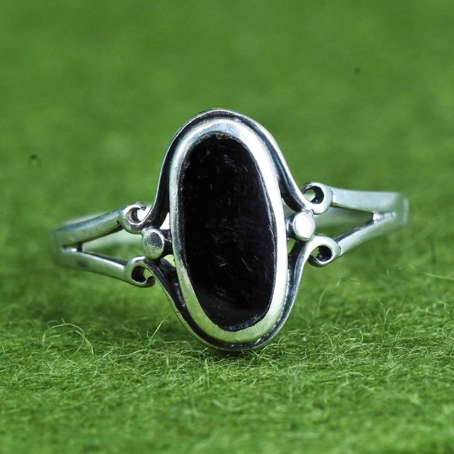 Size 6.75, vtg 925 sterling silver handmade ring, band oval black onyx inlay