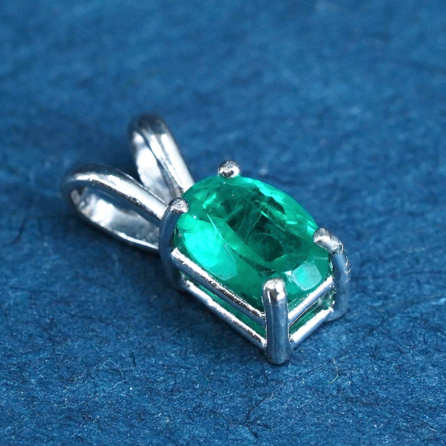 Vintage Sterling 925 silver handmade tiny pendant with emerald