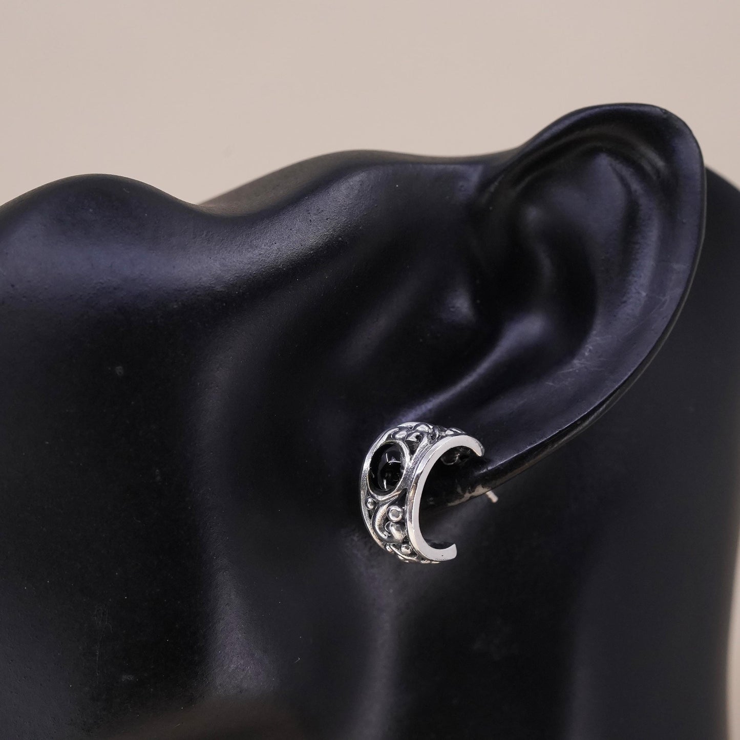 Vintage Mexican single 1 earring. filigree Sterling 925 silver huggie stud onyx