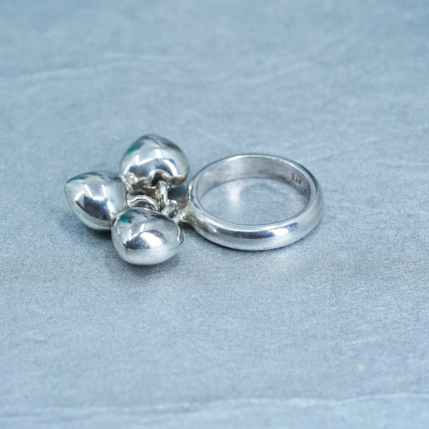 Size 7.5, vintage sterling silver 925 band ring with cluster heart charms