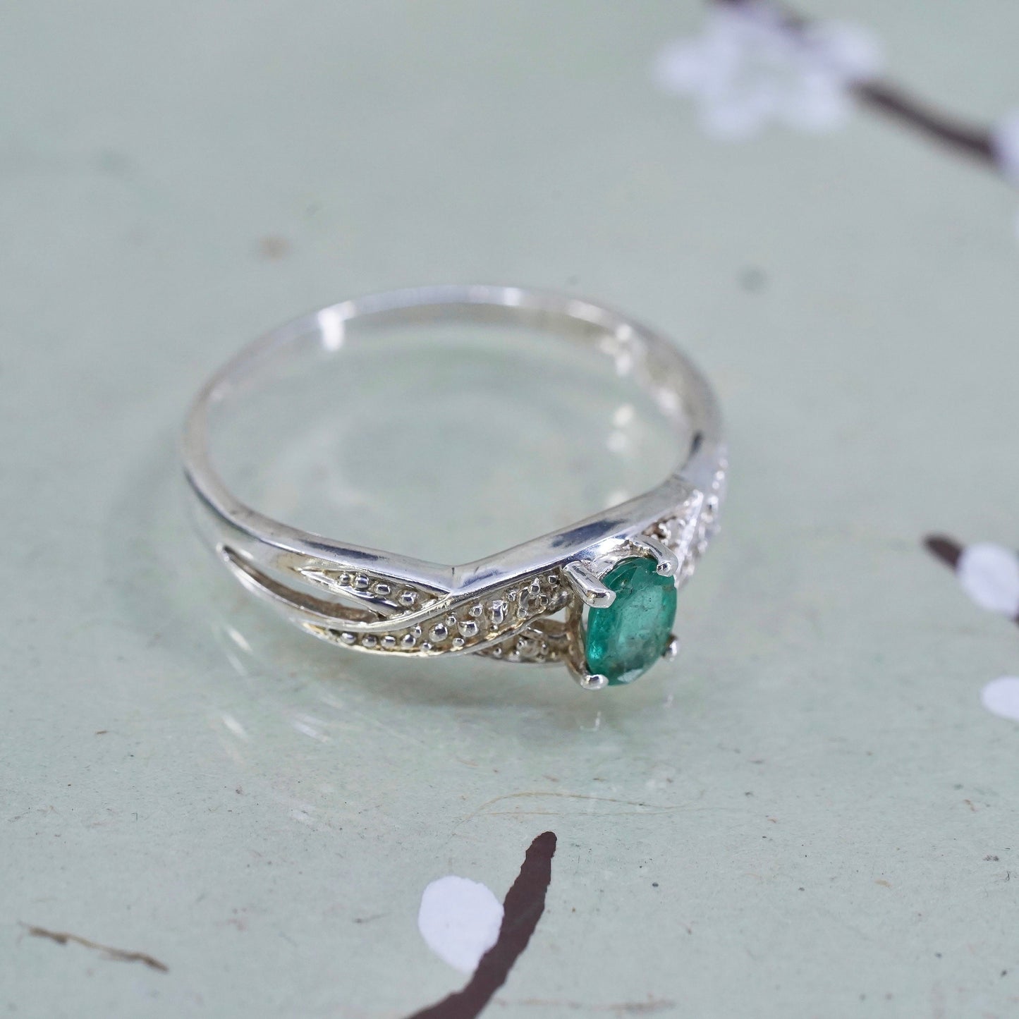 Size 10, Vintage sterling silver thin band ring with emerald