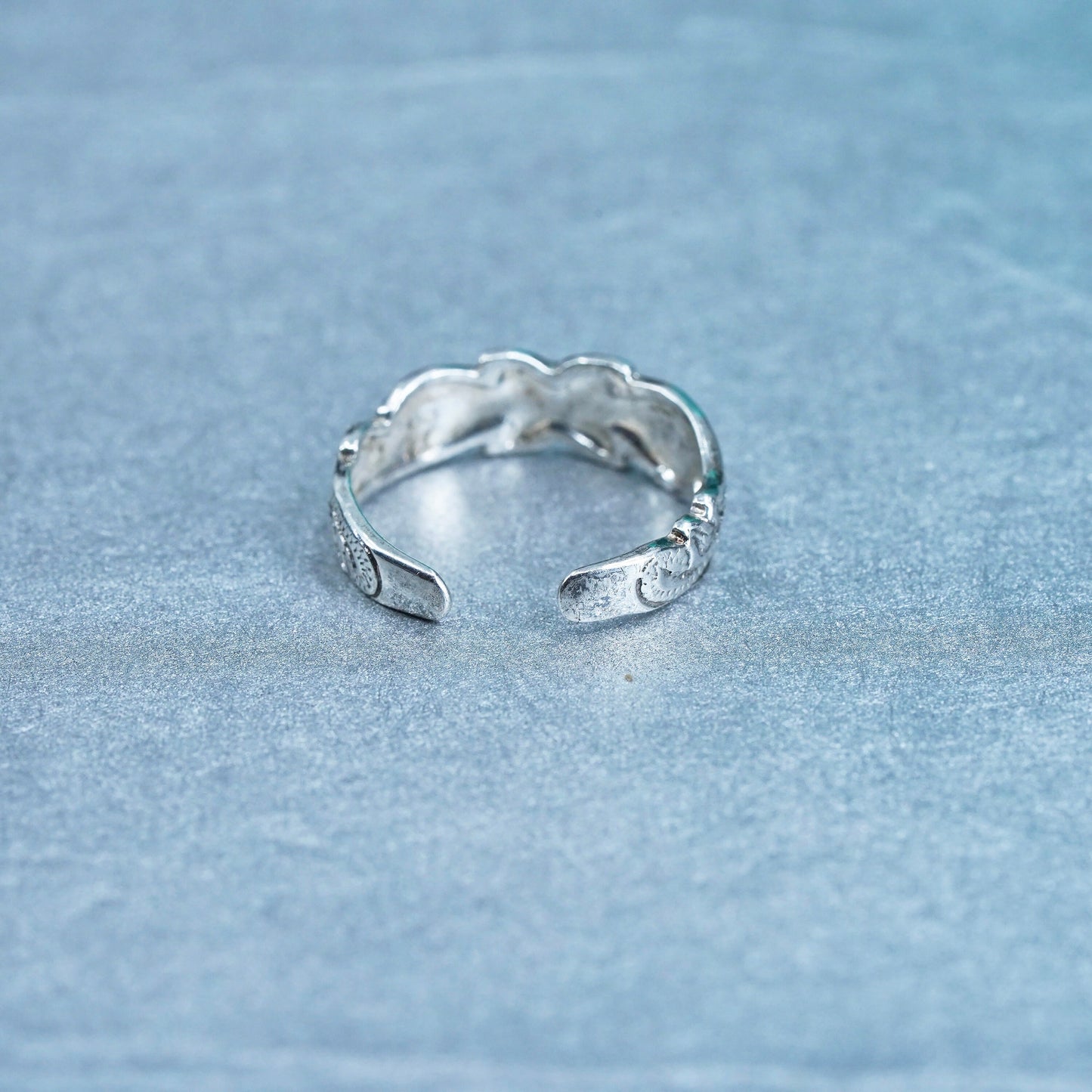 Size 3.75, VTG southwestern Sterling 925 silver ring, leafy textured open band