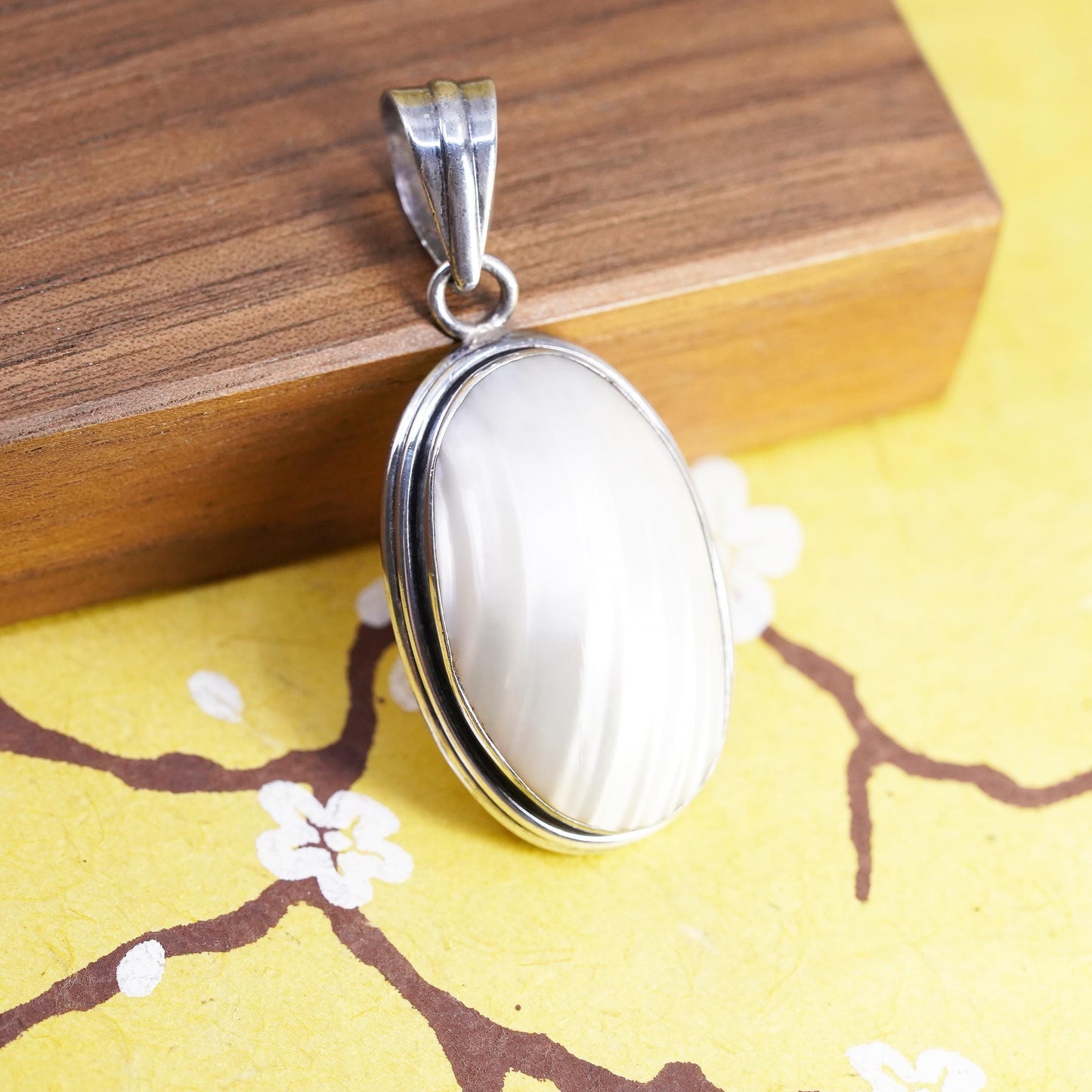 Vintage Sterling 925 silver handmade pendant with oval mother of pearl