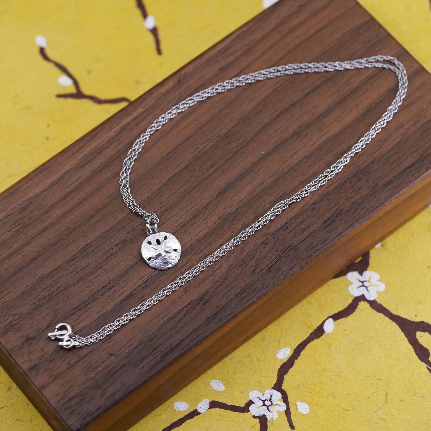 20”, Sterling Silver 925 Singapore rope chain necklace 925 sand dollar pendant