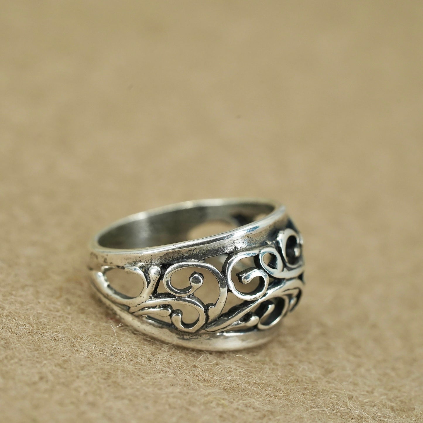 Size 5.75, vintage southwestern Sterling 925 silver ring, beads vines band