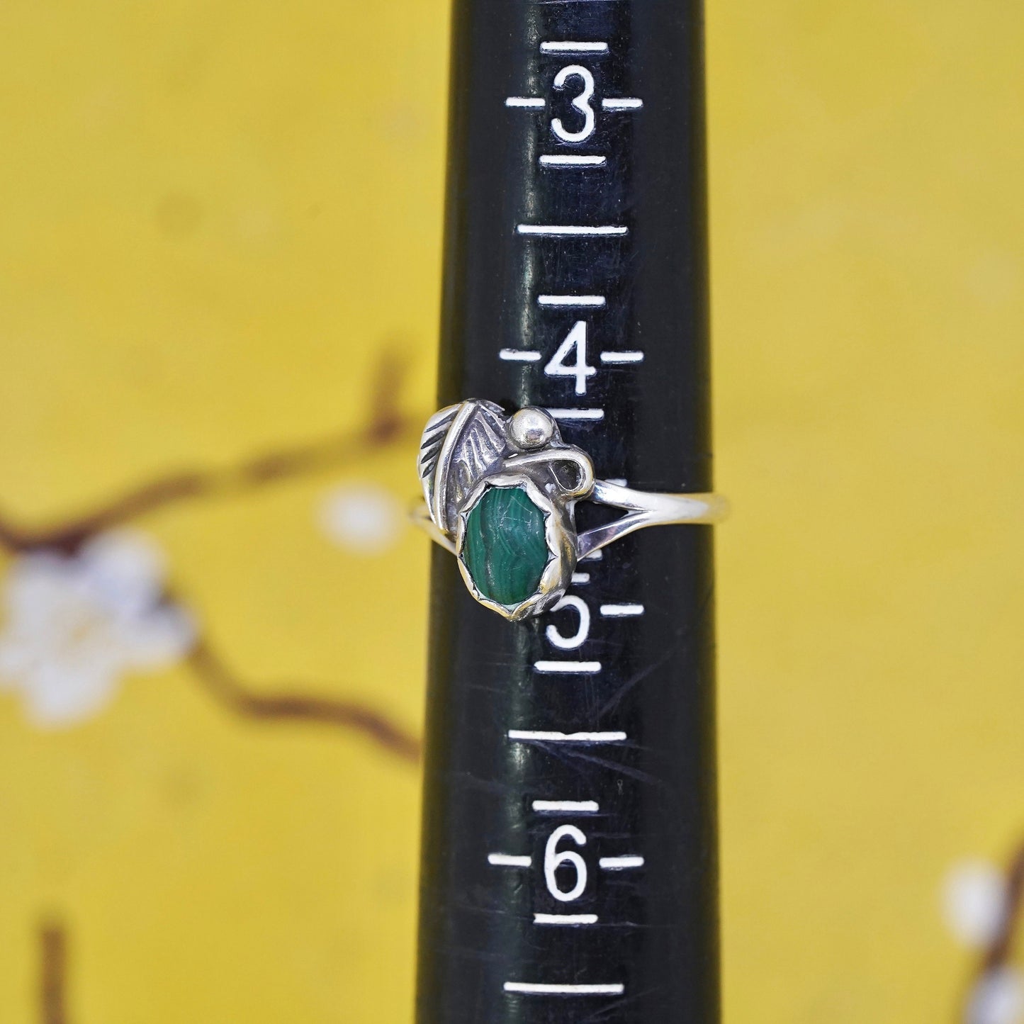Size 4.5, VTG southwestern Sterling 925 silver handmade ring malachite feather