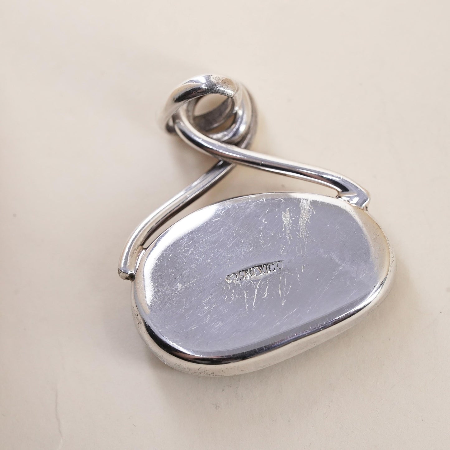 Vintage Mexican Sterling 925 silver handmade pendant with bean onyx inlay