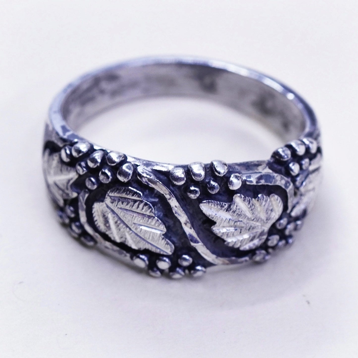 Size 7.25, Wheeler jewelry Sterling silver ring, 925 band w/ grape vine leaves
