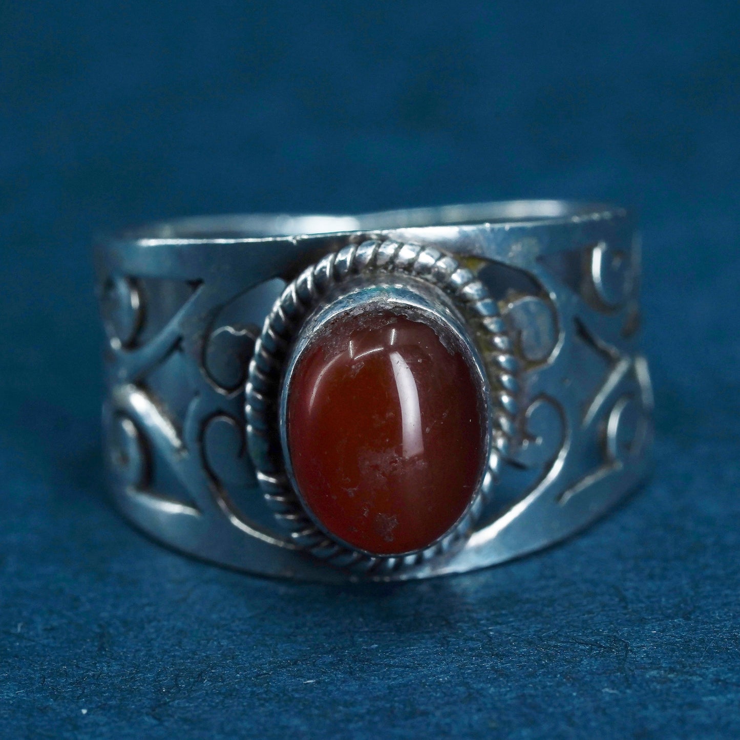 Size 7.5, vintage Sterling Silver 925 handmade ring with oval Carnelian swirly