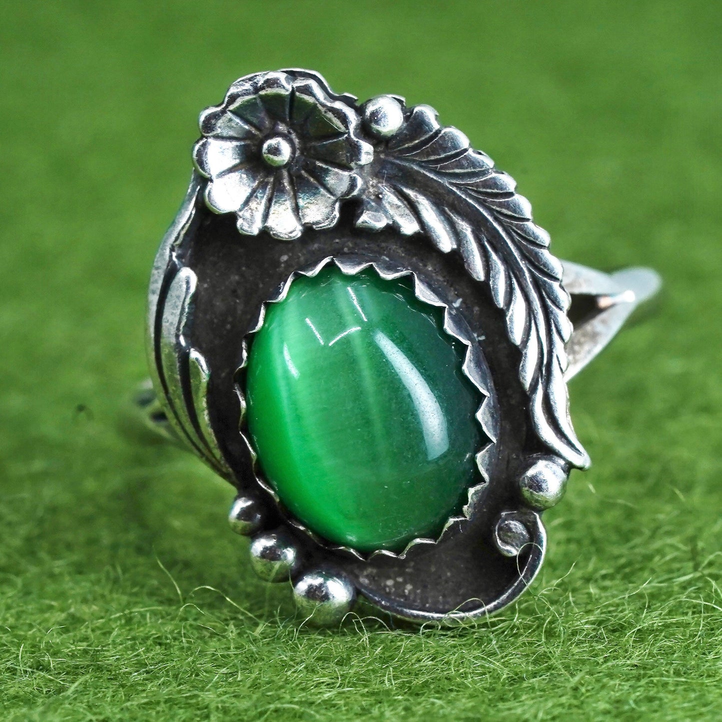 Size 7.5, sterling silver Native American 925 silver ring oval green tiger eye